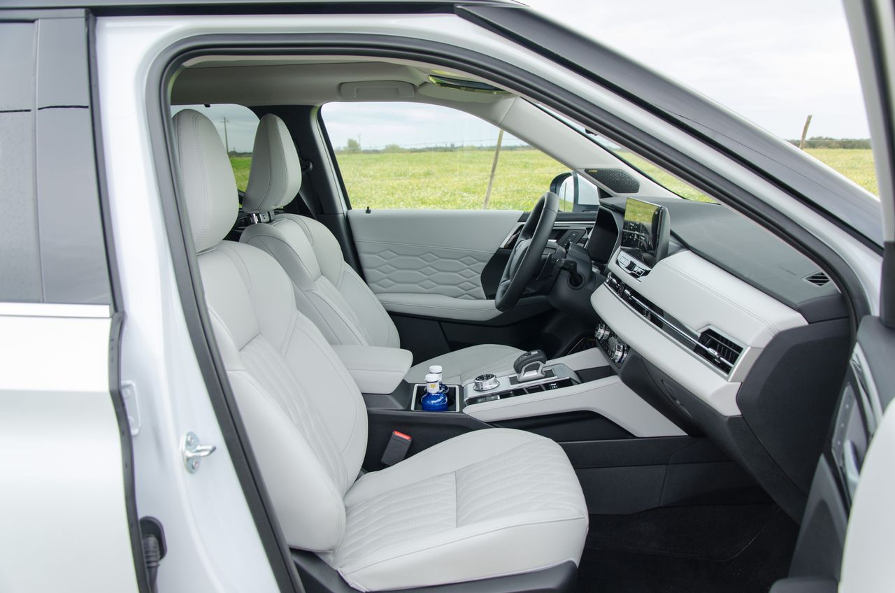 Mitsubishi Outlander PHEV (2025)