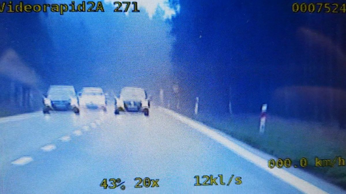 Kierowca prawie zderzył się z radiowozem.