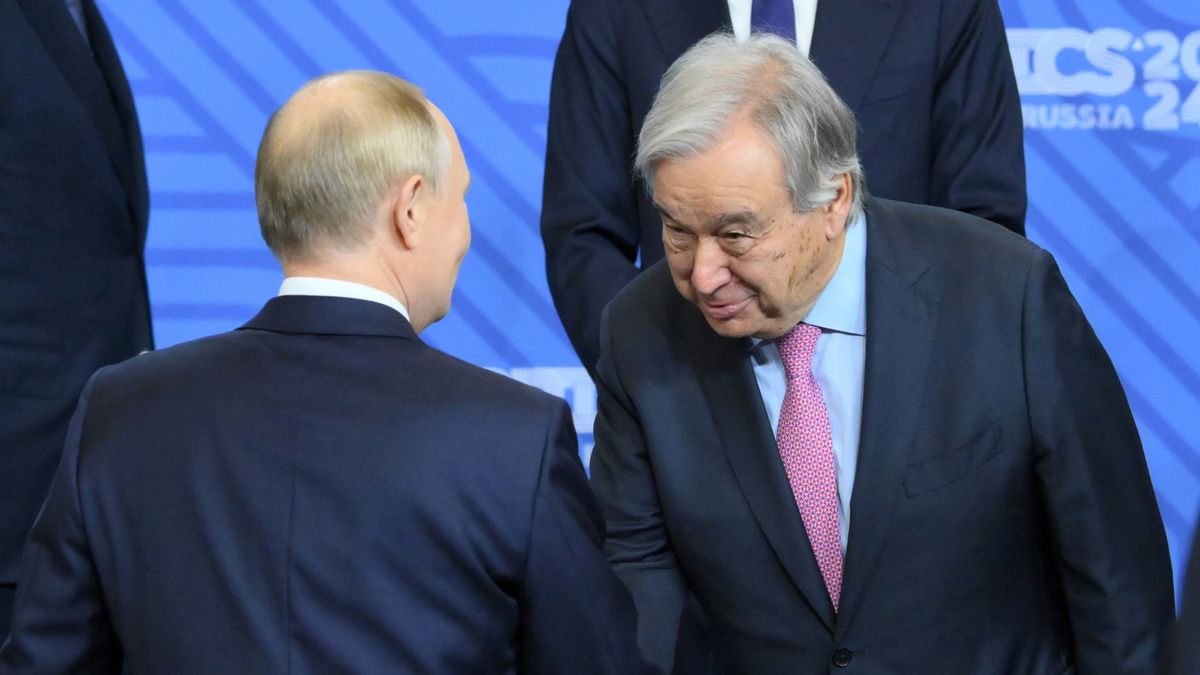 Antonio Guterres podaje dłoń Władimirowi Putinowi