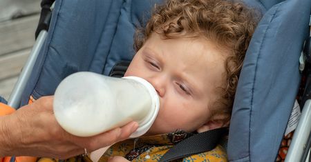 Babcia pomyliła butelki. Niemowlę jest w śpiączce
