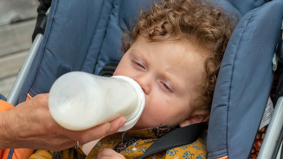 Pomyliła butelki i zrobiła dziecku mleko z winem. Niemowlę w śpiączce alkoholowej