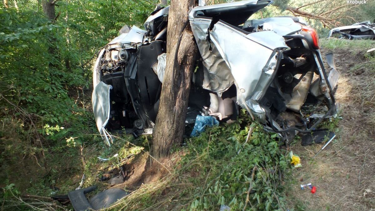 Osobowym volkswagenem podróżowały dwie osoby