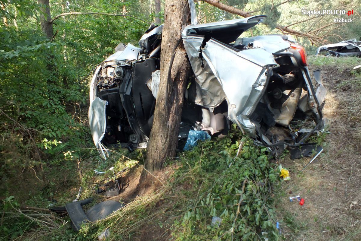 Groźny wypadek na Śląsku. Samochód dosłownie zawinął się na drzewie