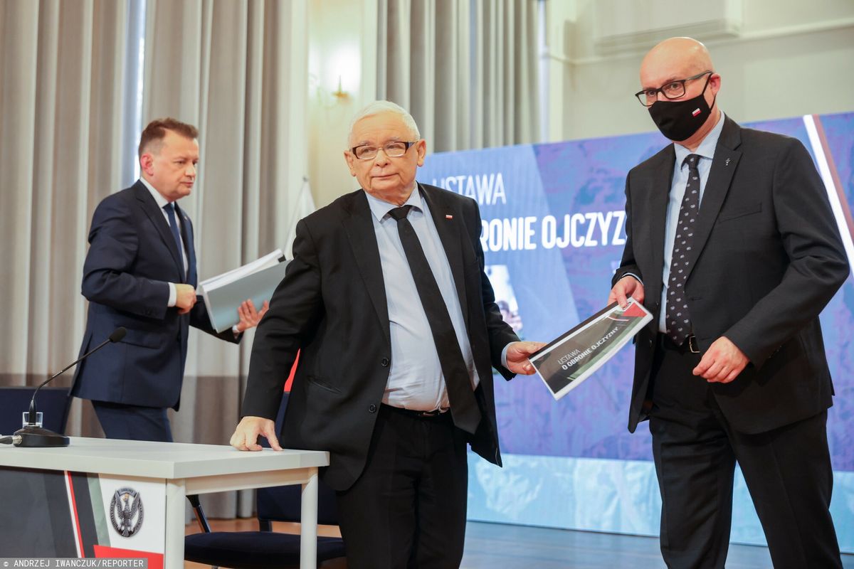 Jarosław Kaczyński i Mariusz Błaszczak przedstawiają ustawę o obronie ojczyzny 