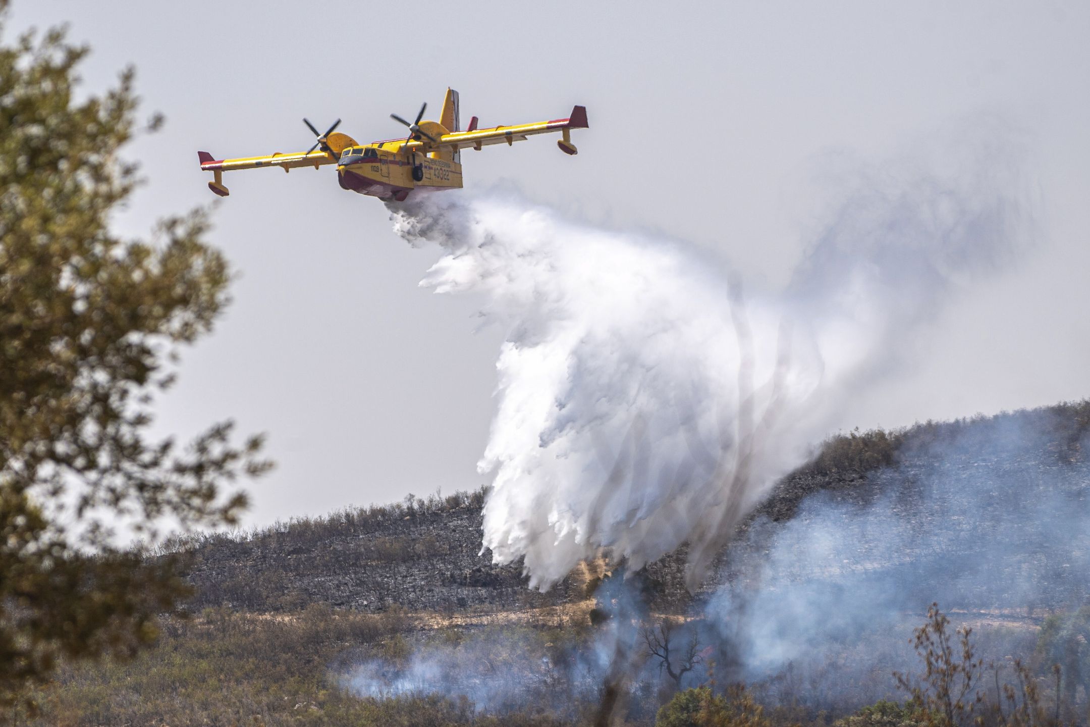A firefighting plane drops water over a forest fire near the town of Deleitosa, Spain, 17 July 2022. Several forest fires are affecting western Spain amid a heat wave with temperatures reaching above 40 degrees Celsius. EPA/ISMAEL HERRERO Dostawca: PAP/EPA.