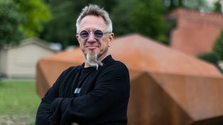 Moje miejsce w Krakowie. Alek Janicki i jego Żywioły u stóp Wawelu: sztuka jako dialog człowieka z naturą, miastem i przyszłością