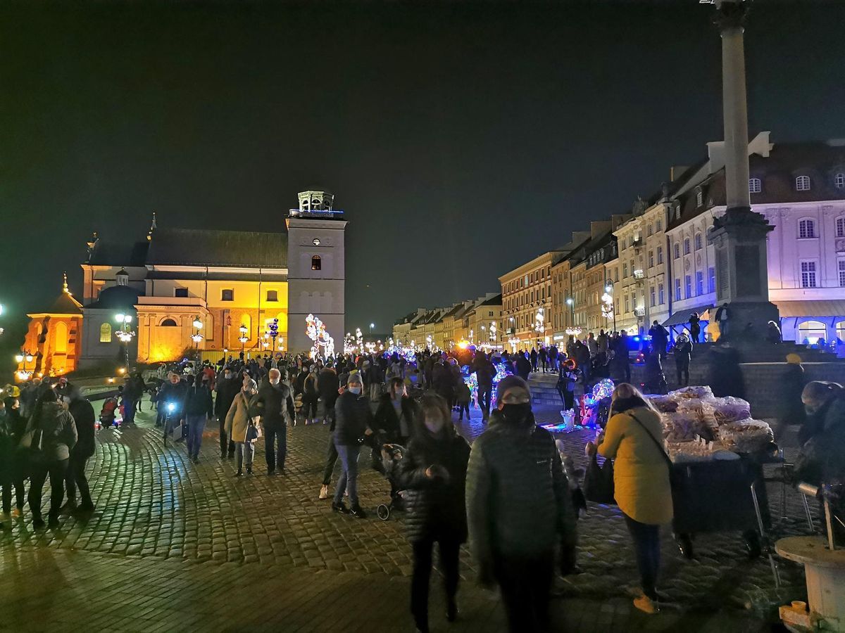 Warszawa. Tłumy na Krakowskim Przedmieściu