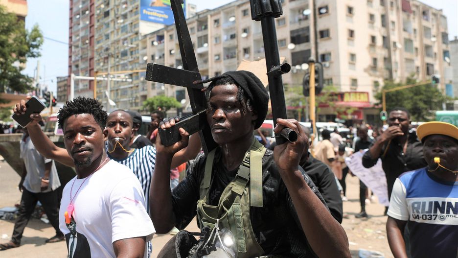 Mondlane's supporters protest over disputed election results in Maputo
epaselect epa11734903 Demonstrators and supporters of opposition leader Venancio Mondlane take part in a protest against the presidential election results in downtown Maputo, Mozambique, 22 November 2024. Mozambican police used tear gas to disperse hundreds of demonstrators and supporters of former presidential candidate Venancio Mondlane, who is currently in exile, as they were chanting the national anthem on their knees and challenging the results of the disputed general election held in October 2024.  EPA/LUISA NHANTUMBO 
Dostawca: PAP/EPA.
LUISA NHANTUMBO
epaselect