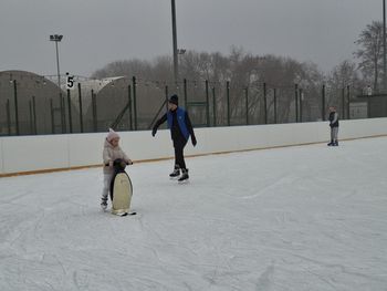 Radom: Lodowisko na Bulwarowej przyciąga coraz więcej chętnych. Zobacz na zdjęciach jak było w niedzielę