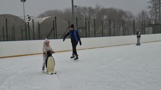 Radom: Lodowisko na Bulwarowej przyciąga coraz więcej chętnych. Zobacz na zdjęciach jak było w niedzielę