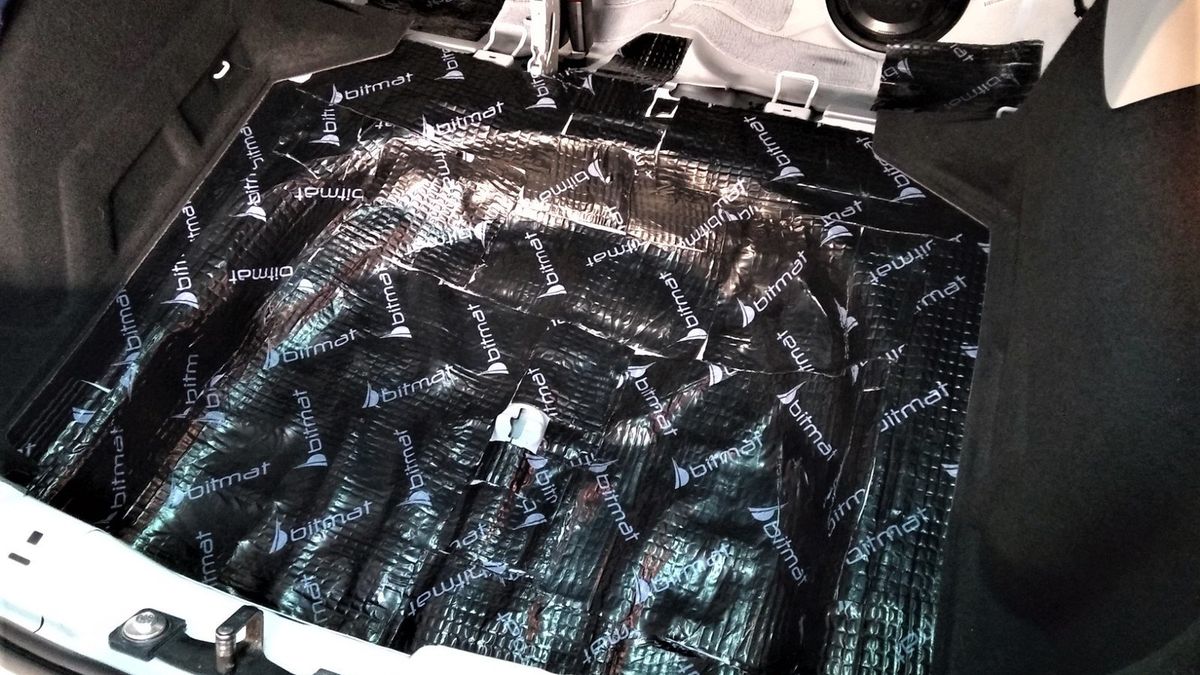 Przy wygłuszenia wnętrza warto brać też pod uwagę tylne części auta