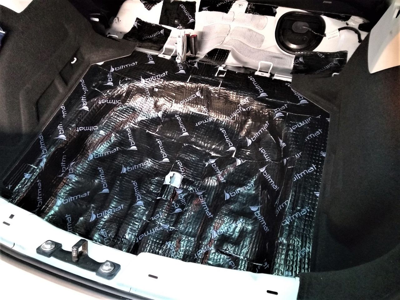 Poradnik o wygłuszaniu samochodu – dlaczego warto stosować dodatkowe materiały?