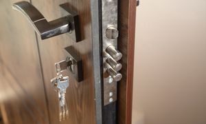 Zostawiasz klucz w zamku na noc? Proszenie się o kłopoty