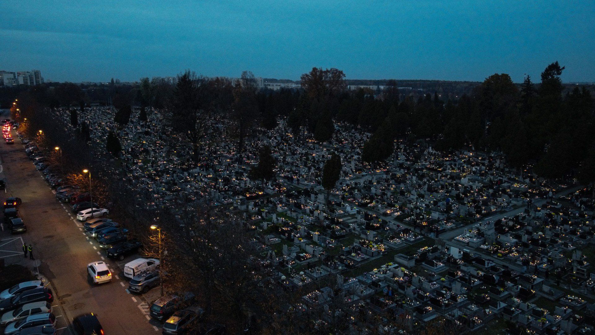 Cmentarz Kule we Wszystkich Świętych po zmroku