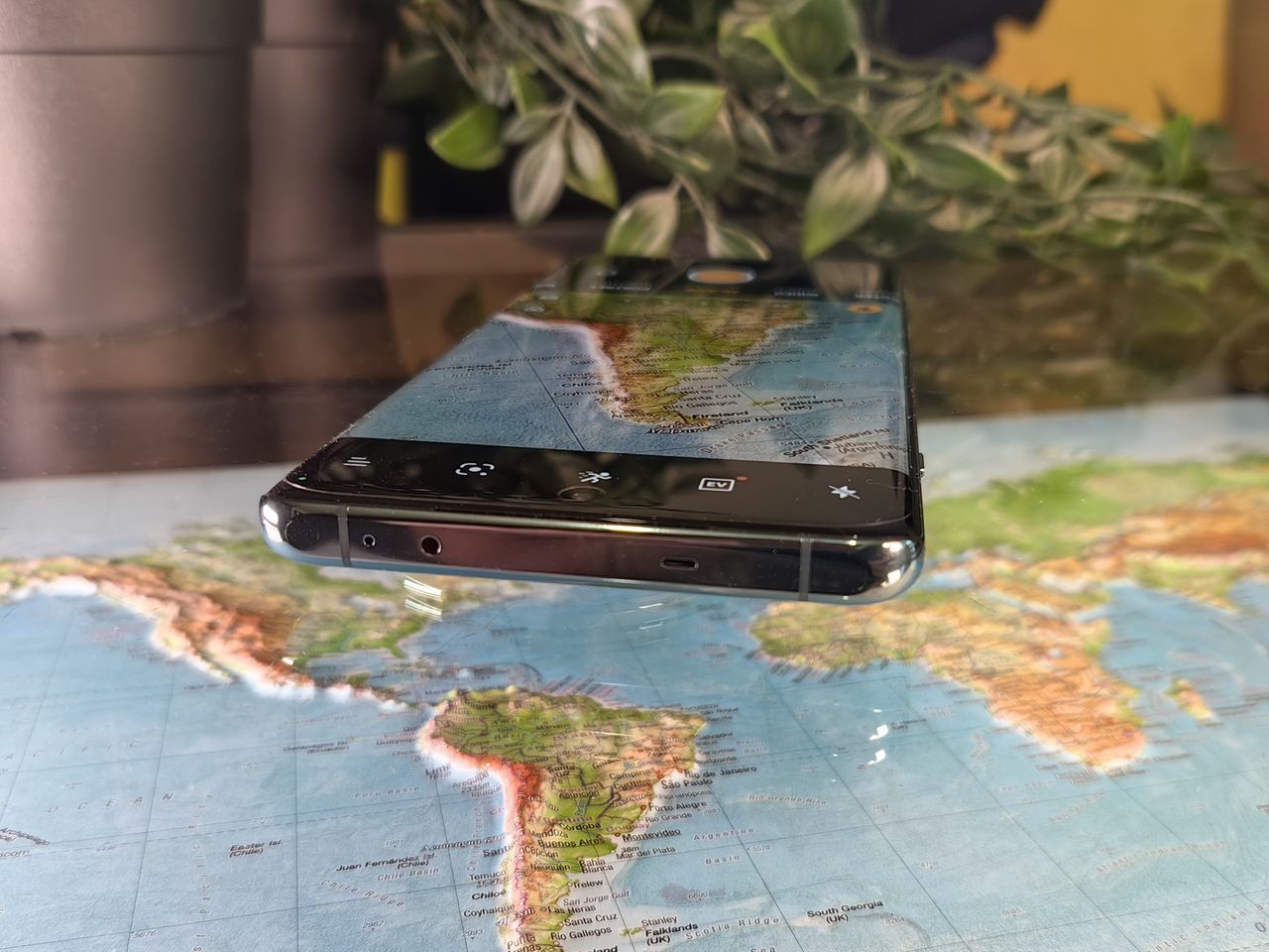 OnePlus 12 ma nawet emiter podczerwieni, może więc służyć za uniwersalny pilot