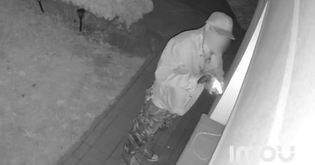 Kamera uchwyciła go o 2:15. Miał latarkę. Biją na alarm
