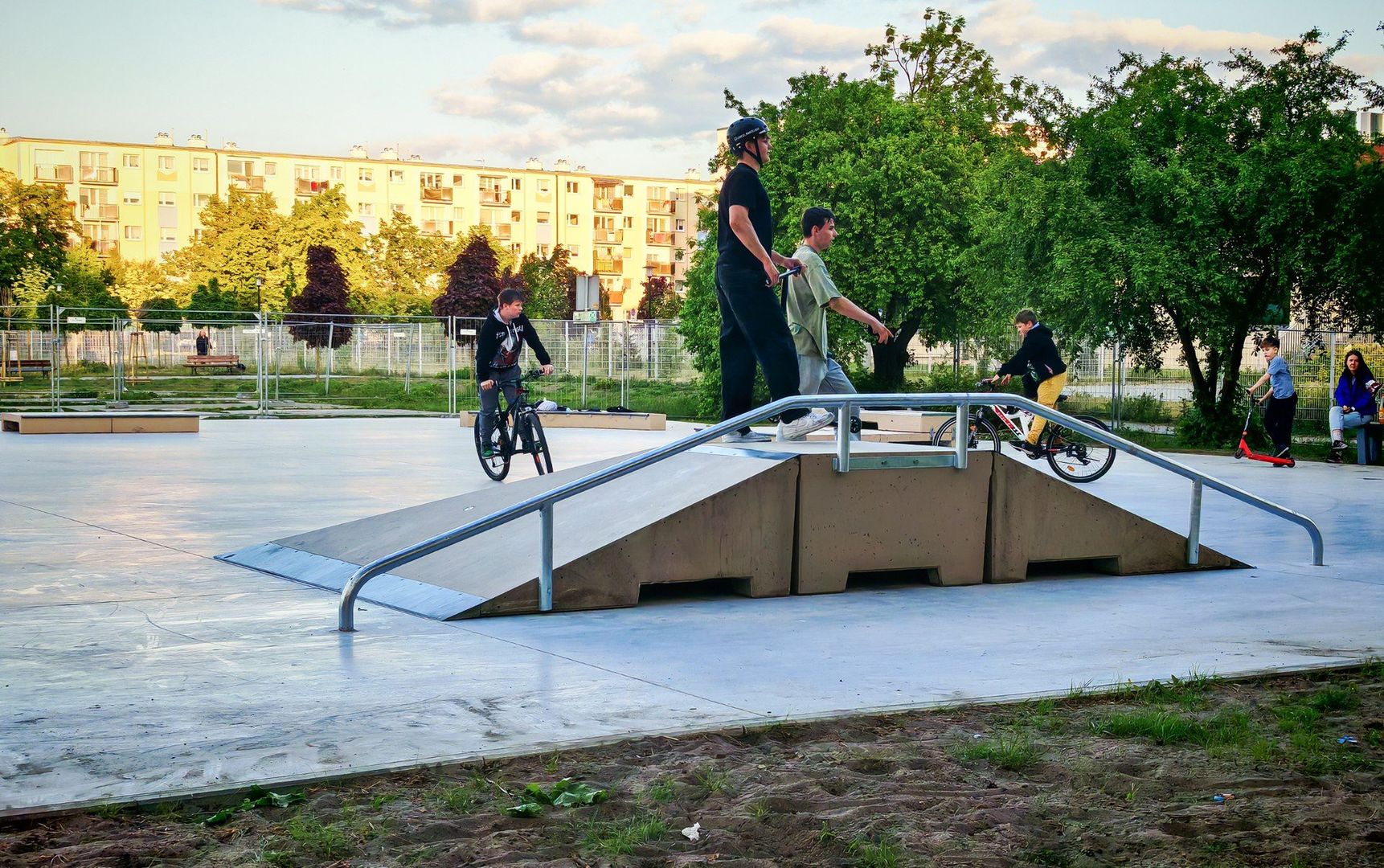 Przy lasku przy ulicy Szarych Szeregów zniknął plac zabaw. Na starym boisku przy V Liceum Ogólnokształcącym powstaje za to nowy skatepark, który wcześniej był położony między blokiem nr 9 i wieżowcami 11 oraz 13. Tam z kolei ma być parking. 
