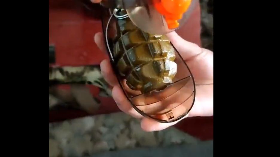 Sprzęt wędkarski wraz z granatami używane do bombardowania Rosjan.
