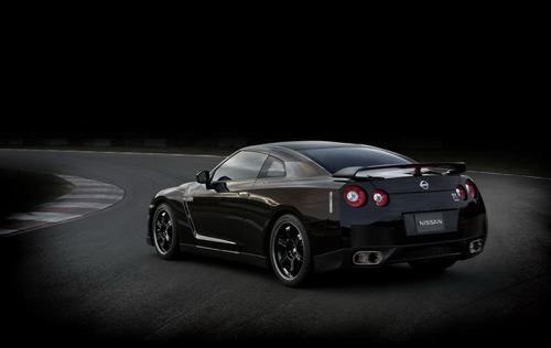 2011-Nissan-GT-R-SpecV-2