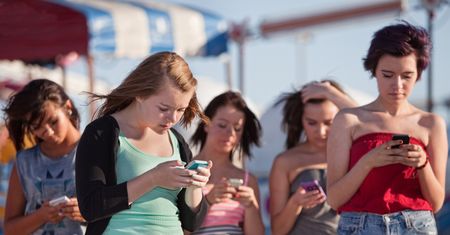 Francja zakazuje smartfonów w szkołach. Nie będzie można korzystać nawet na przerwach