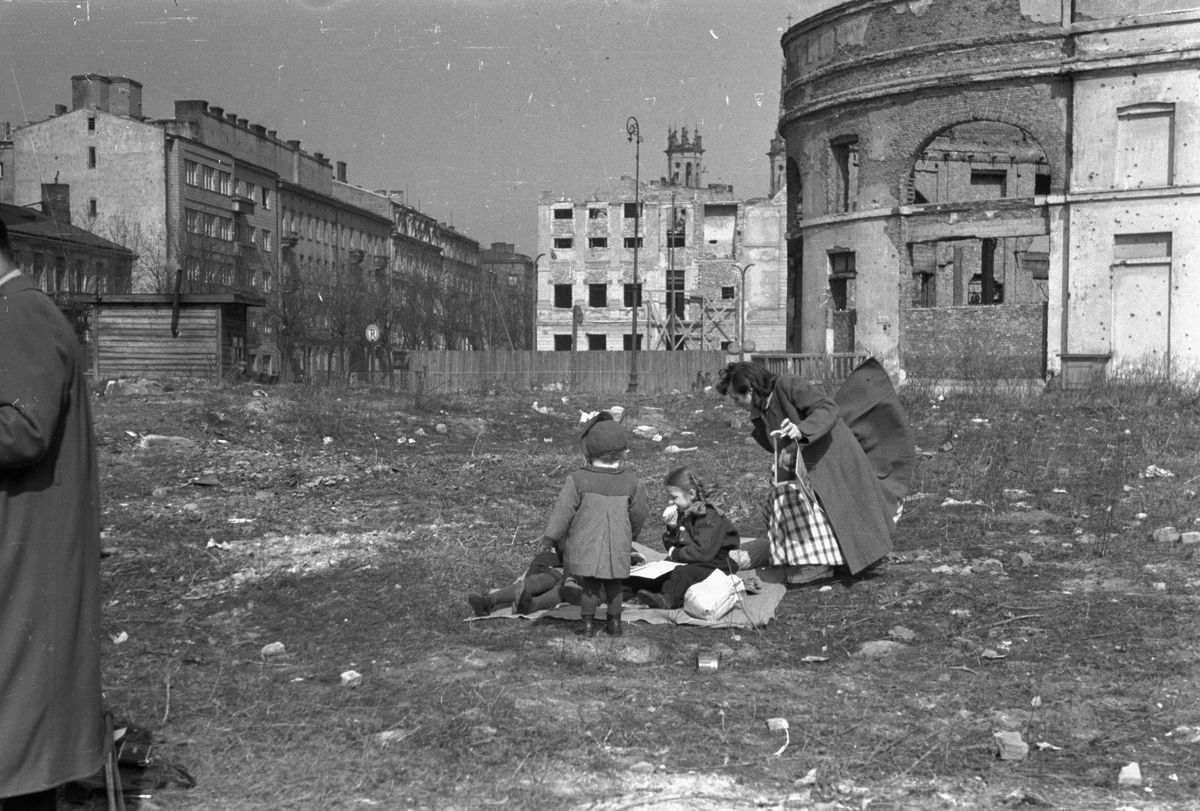 Na zdjęciu dzieci w zrujnowanej przez Niemców Warszawie