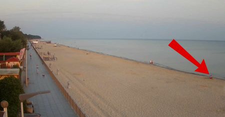 5:50 na plaży w Sarbinowie. Taki widok uchwyciła kamera