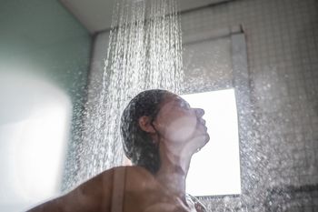 Myjesz się tylko wieczorem? Ekspertka przestrzega