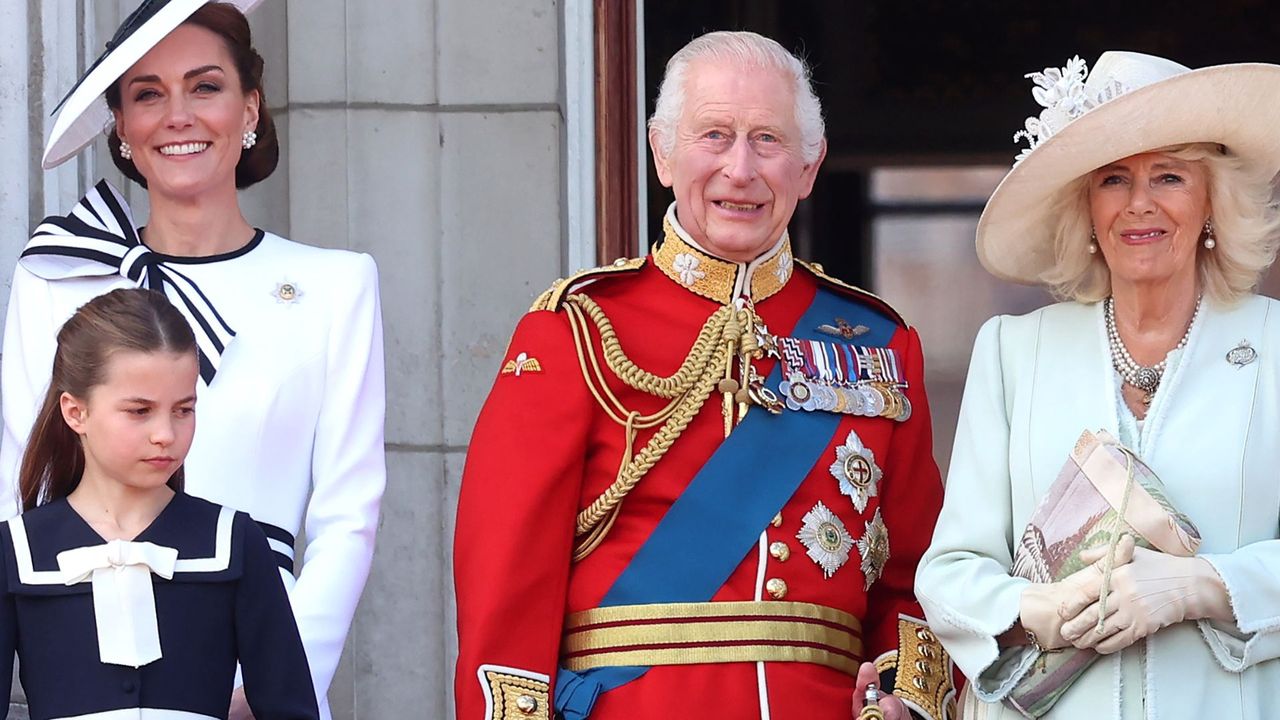 Chory na raka Karol III na obchodach Trooping the Colour