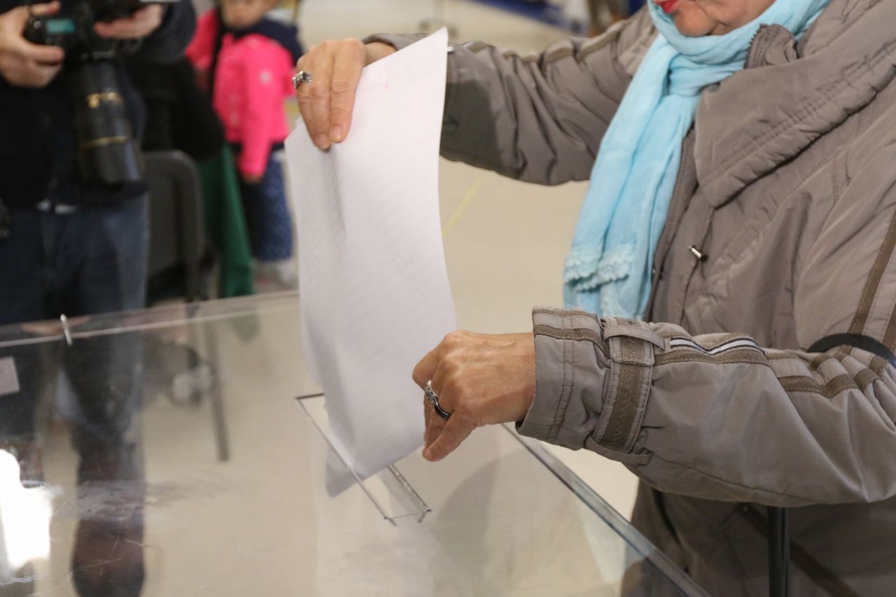 Wybory 2023. Jak poprawnie wrzucić kartę do urny wyborczej?