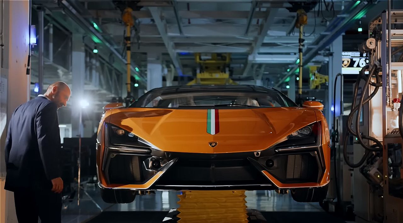 Lamborghini Revuelto na linii produkcyjnej