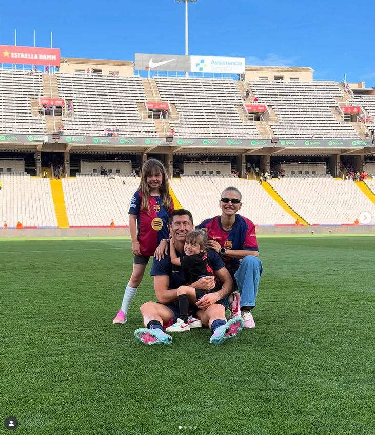 Anna i Robert Lewandowscy z córkami