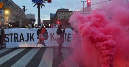 Warszawa. Ogólnopolski Strajk Kobiet. Zablokowane ulice w centrum