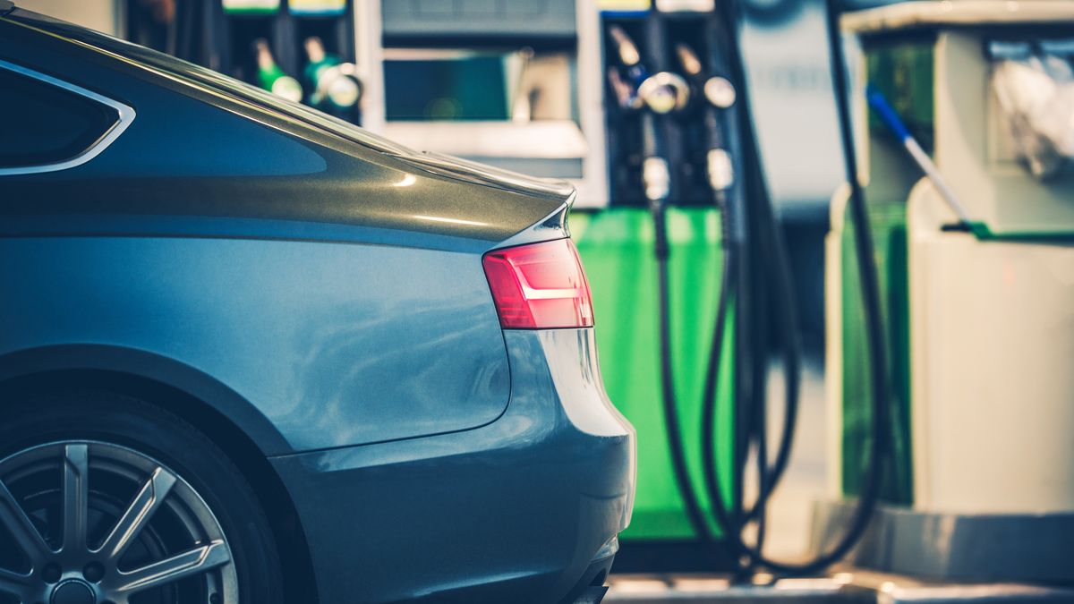 Ceny paliw cały czas rosną. Oto ile płacilibyśmy za tankowanie, gdyby nie było tarczy antyinflacyjnej