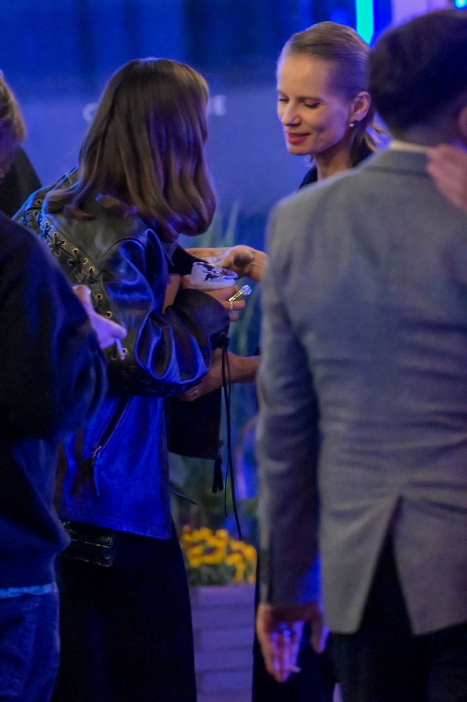 Julia Wieniawa baluje z Magdaleną Cielecką i Bartoszem Gelnerem