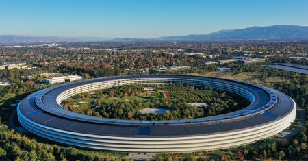 Dowiedział się, że musi wrócić do pracy w biurze. Dyrektor z Apple rzucił papierami