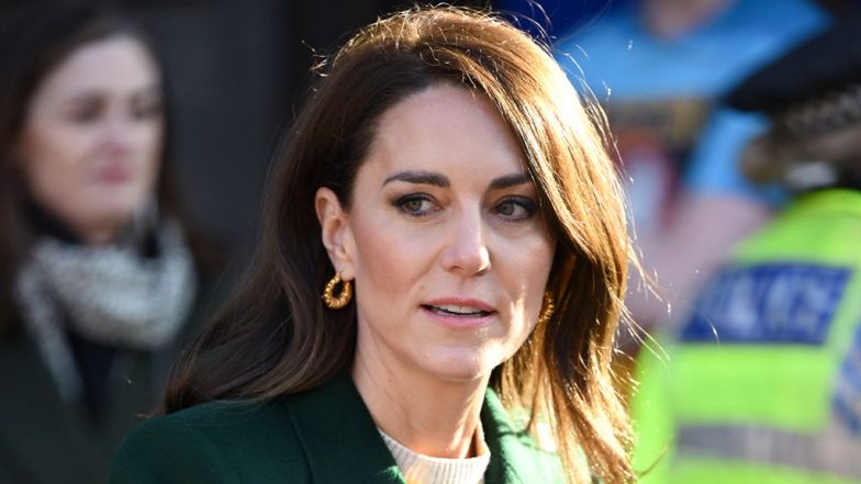 Kate Middleton przemierza West Yorkshire przy... akompaniamencie GWIZDÓW. Tak zareagowała księżna! (WIDEO)