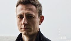 Reporter Igor Sokołowski przygotowuje materiały dla „Czarno na białym” w TVN24