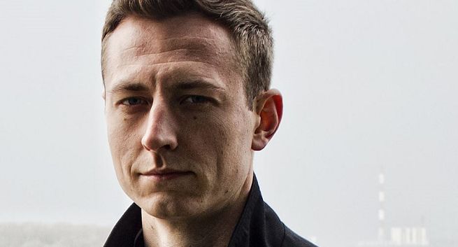 Reporter Igor Sokołowski przygotowuje materiały dla „Czarno na białym” w TVN24