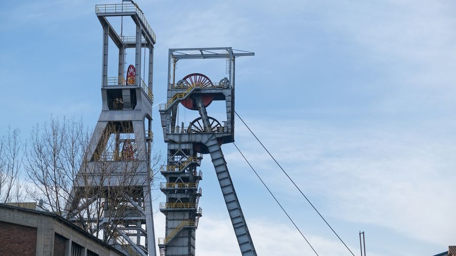 Ruda Śląska, 04.12.2021. Teren Kopalni Węgla Kamiennego Bielszowice w Rudzie Śląskiej, 4 bm. Po wstrząsie w kopalni Bielszowice w wyrobisku, w którym poszukiwani są dwaj górnicy doszło do zawału skał na odcinku kilkudziesięciu metrów. Ratownicy starają się dotrzeć do zaginionych, przebierając gruzowisko. (aldg) PAP/Hanna Bardo 
***Zdjęcie do depeszy PAP pt. CSRG: w kopalni Bielszowice doszło do zawału na odcinku kilkudziesięciu metrów***