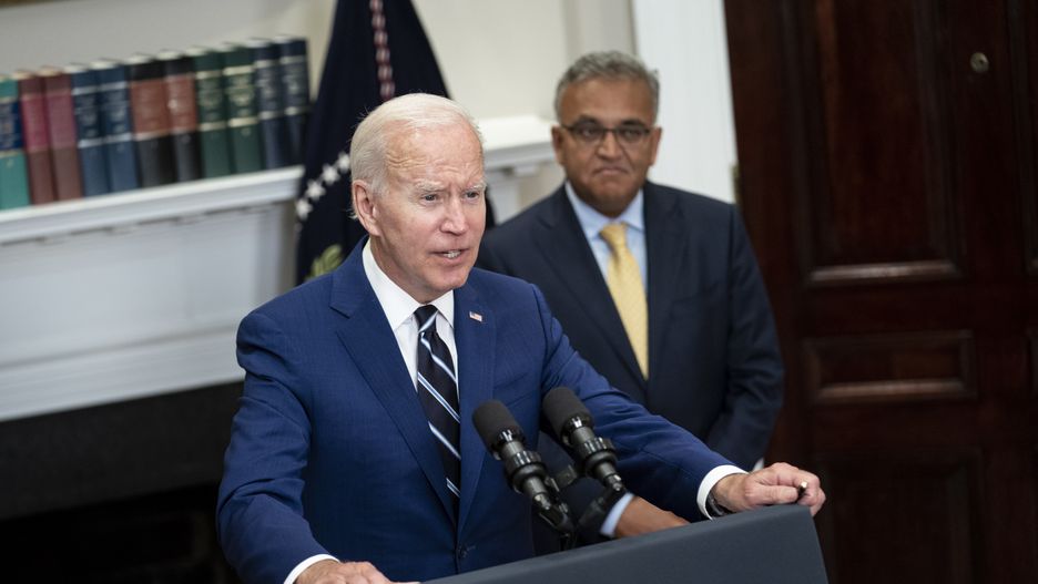 US President Joe Biden speaks about Covid-19 vaccines for children under five in the Roosevelt Room of the White House, in Washington, DC, USA, 21 June 2022. Infants and toddlers in the US are now able to be vaccinated against Covid-19 after shots from Moderna and Pfizer won support from health advisers on 18 June. EPA/Sarah Silbiger / POOL Dostawca: PAP/EPA.