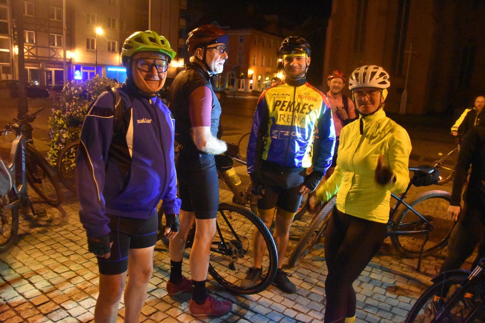 W nocnej przejażdżce wzięło udział kilkudziesięciu rowerzystów.