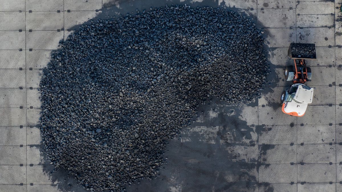 Mazowieckie, 31.08.2022. Skład węgla w jednej z podwarszawskich miejscowości, 31 bm. Trwa trudna sytuacja na rynku węgla kamiennego. (sko) PAP/Leszek Szymański