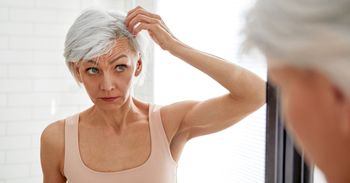 Menopauza a włosy: Dlaczego zaczynają wypadać i jak temu zaradzić?