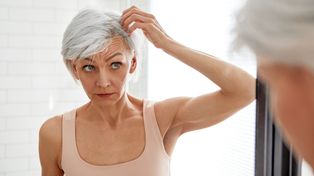 Menopauza a włosy: Dlaczego zaczynają wypadać i jak temu zaradzić?