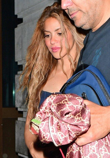 Shakira i koszykarz Jimmy Butler opuszczają restaurację 