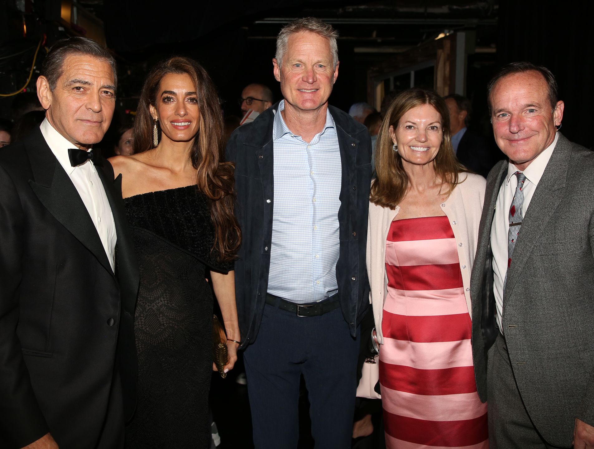 George Clooney i Amal Clooney z przyjaciółmi