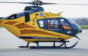 Przyłęk: Wypadek. 19-letni pracownik z urazem brzucha trafił śmigłowcem do szpitala w Poznaniu
