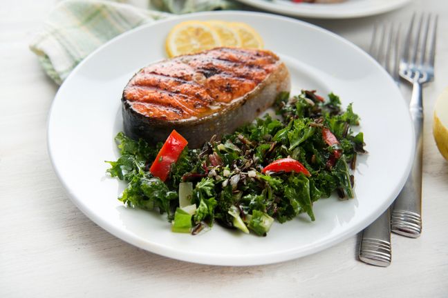 Cytrynowy łosoś z jarmużem