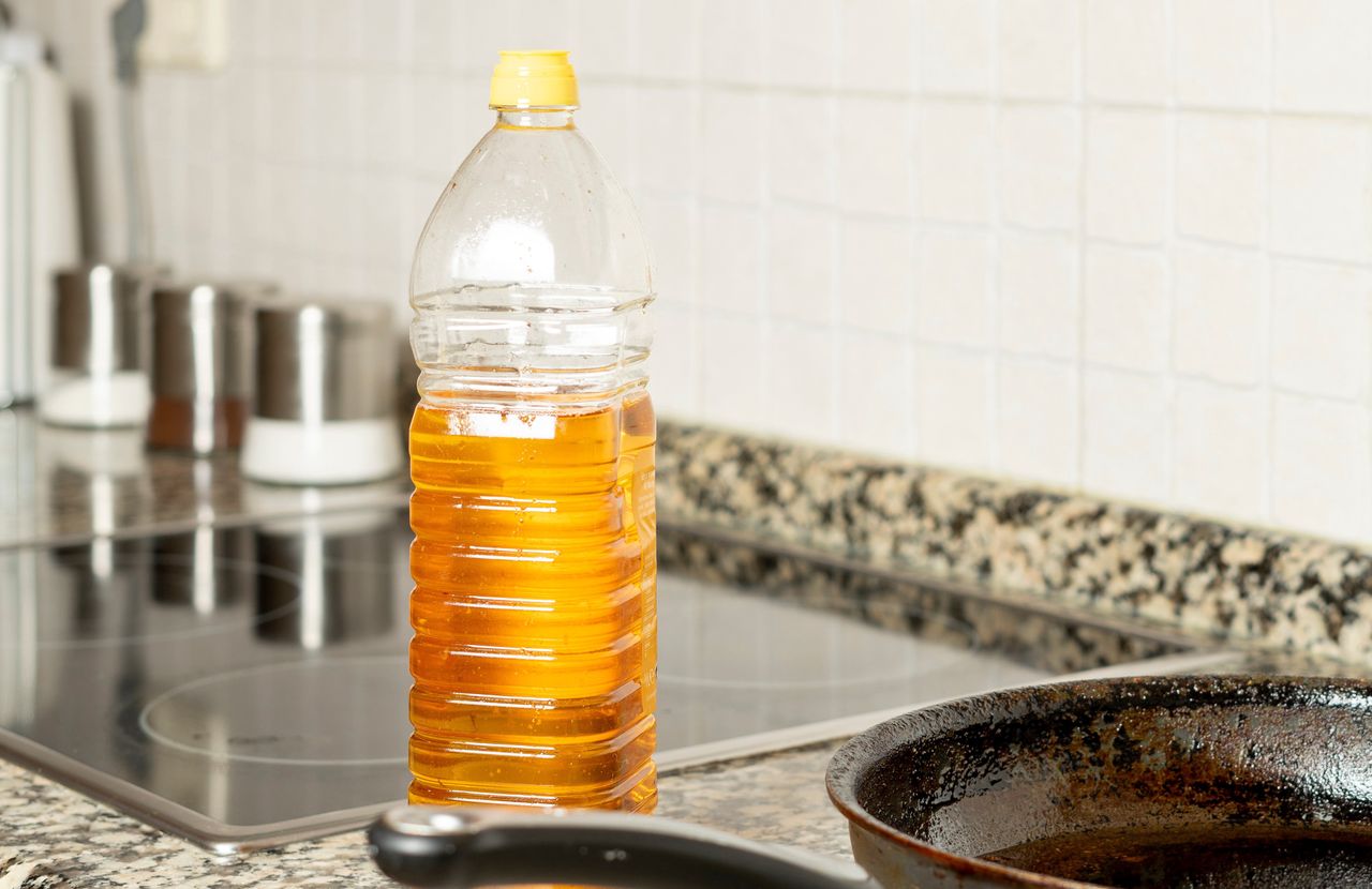 Gdzie wyrzucić butelkę po zużytym oleju do smażenia?