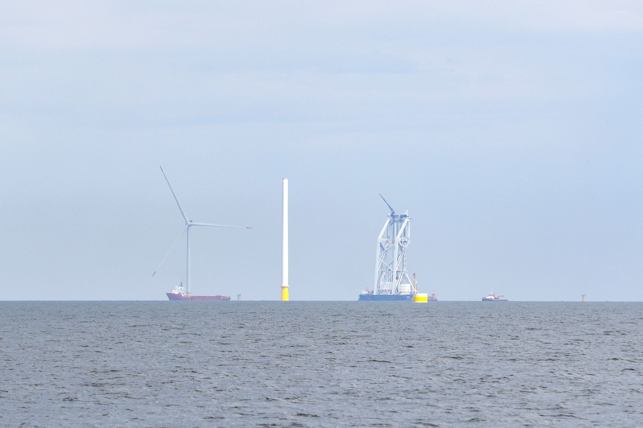 Łeba, 08.08.2025. Morska farma wiatrowe Baltic Power w Łebie, 8 bm. gdzie wizytę złożył premier Donald Tusk. (ad) PAP/Piotr Matusewicz